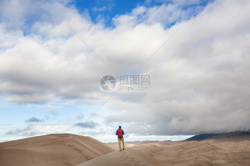 沙漠里的徒步旅行者日出时间图片