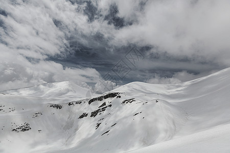 冬天的季节,雪覆盖了山脉图片