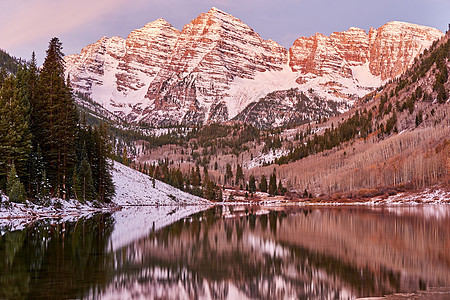 栗色的钟声栗色的湖,日出时,雪中反射岩石山脉,科罗拉多州的岩石山,美国的秋天图片