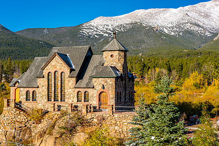岩石上的教堂,马洛教堂靠近埃斯特斯公园季节秋天冬天洛基山,科罗拉多州,美国图片