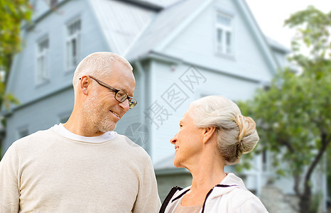 老,住宿房地产幸福的老夫妇超过居住的房子背景幸福的老夫妇的居住背景图片