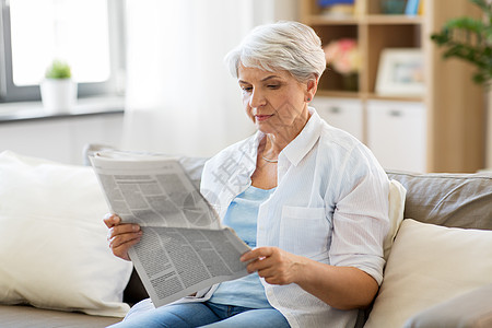 龄人的老妇女家看报纸老妇女家看报纸背景