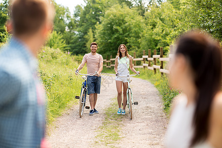 人们,休闲生活方式的快乐的轻朋友与固定齿轮自行车道路上的夏天夏天用固定齿轮自行车的快乐朋友图片