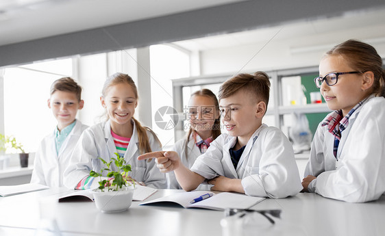教育科学学校生物课上植物的孩子学生生物课上植物的孩子学生图片