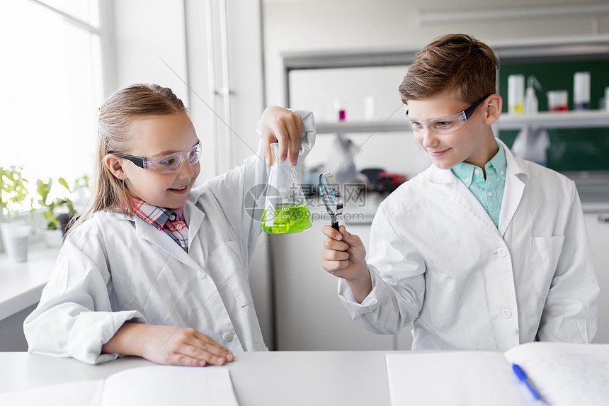 教育,科学儿童孩子学生与试管放大镜学校实验室学化学化学课上烧瓶放大镜的孩子图片