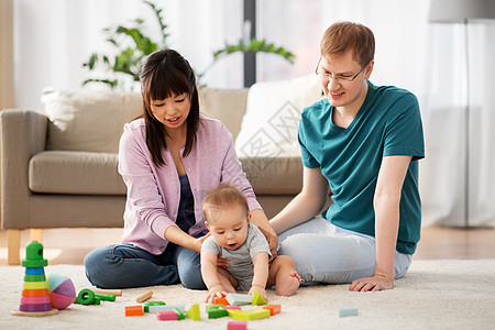 家庭,父母人的快乐的母亲,父亲男孩家里玩玩具积木幸福的家庭男孩家里玩耍图片