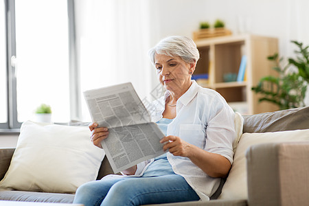 龄人的老妇女家看报纸老妇女家看报纸图片