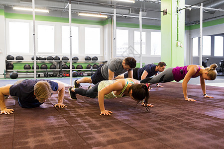 健身,运动健康的生活方式群人健身房俯卧撑群人健身房俯卧撑图片