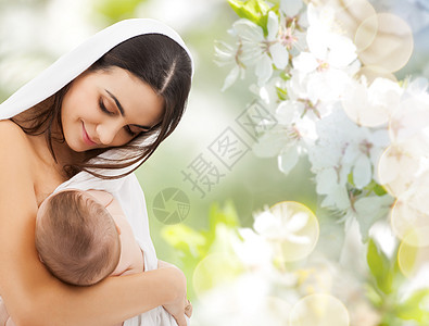 快乐的年轻母亲母乳喂养图片