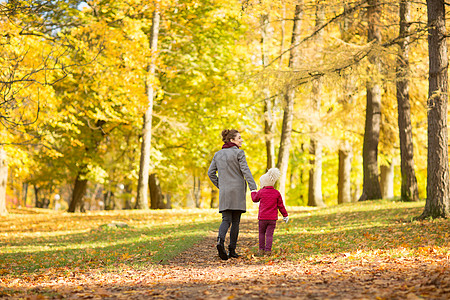 家庭季节人的快乐的母亲小女儿沿着秋天的公园散步秋天公园快乐的母亲小女儿图片