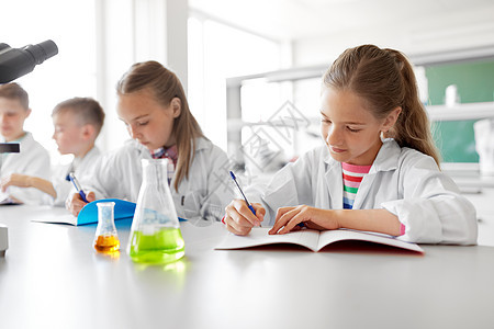教育科学儿童孩子们学校实验室学化学,并写作业本孩子们学校实验室学化学图片