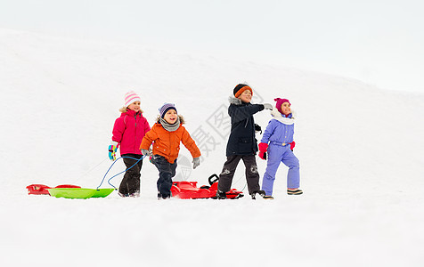 童,雪橇季节群快乐的孩子冬天带着雪橇快乐的小孩子冬天带着雪橇图片