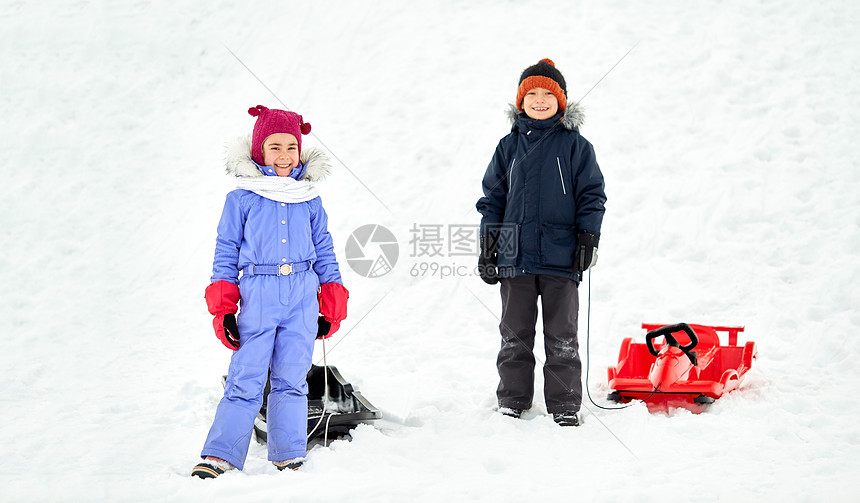 童,雪橇季节的快乐的孩子与雪橇冬天快乐的小孩子冬天