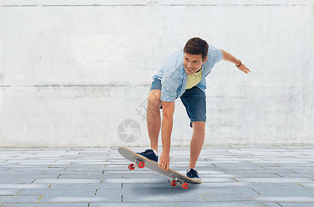 运动,休闲滑板微笑的轻人骑滑板城市街道背景轻人城市背景下骑滑板图片