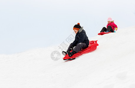 童,雪橇季节快乐的孩子们冬天乘雪橇滑下雪山快乐的孩子们冬天乘雪橇下山图片