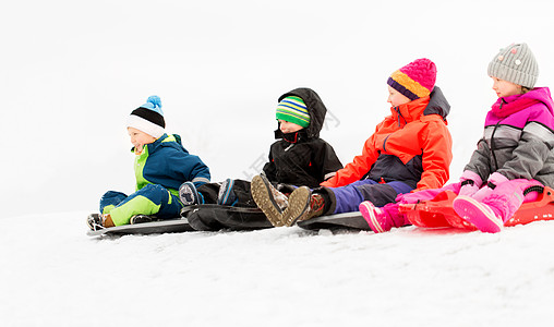 童,雪橇季节群快乐的孩子冬天滑雪橇快乐的小孩子冬天滑雪橇图片
