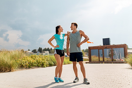 健身,运动生活方式的快乐的夫妇户外运动服装户外运动服装的快乐夫妇图片