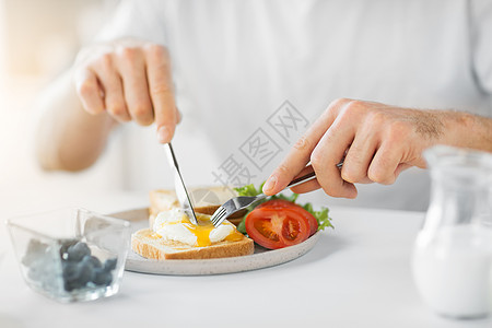 食物,饮食人们的密切的人包与煮鸡蛋蔬菜早餐男人早餐的祝酒词图片