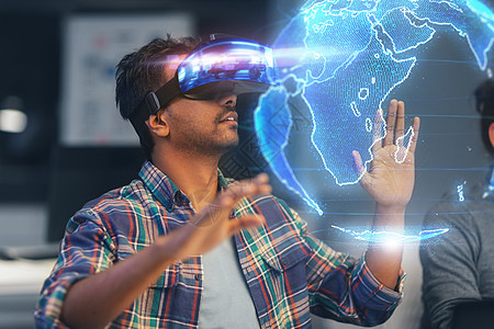 截止日期,增强现实技术创造的人与虚拟耳机VR眼镜地球全息图夜间办公室人VR耳机与地球全息图办公室图片