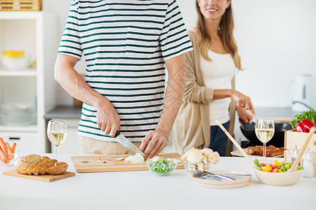 烹饪饮食亲密的幸福夫妇烹饪食物家里厨房家里夫妇的烹饪食物图片
