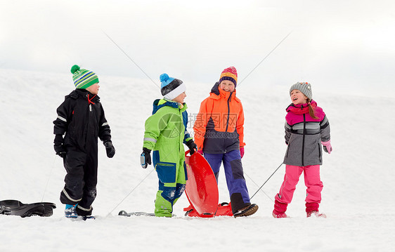 童,雪橇季节群快乐的孩子冬天户外玩雪橇快乐的小孩子冬天玩雪橇图片
