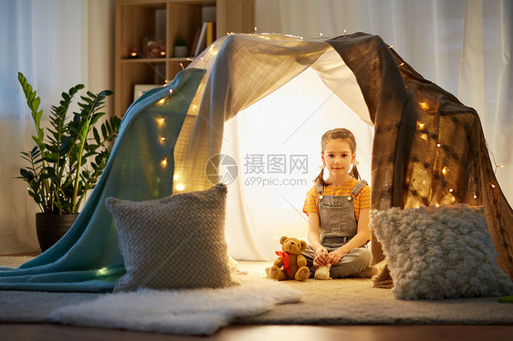 童潮湿的快乐的小女孩带着玩具孩子们的帐篷里家家里玩具的小女孩孩子们的帐篷里图片