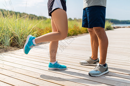 健身,运动鞋类的两个运动员户外运动鞋的腿两个运动员户外运动鞋里的腿图片