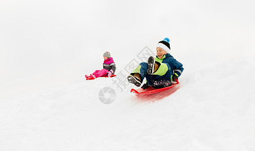童,雪橇季节快乐的孩子们冬天乘雪橇滑下雪山快乐的孩子们冬天乘雪橇下山图片