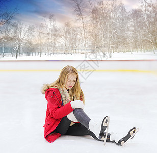 人,运动,创伤,疼痛休闲的轻的女人摔倒户外溜冰场,并抓住她的膝盖轻女子摔倒户外溜冰场上图片