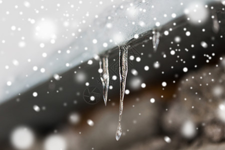 季节,住房冬季冰柱雪挂建筑屋顶建筑屋顶上挂着冰柱雪图片
