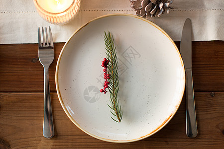 诞节,假日餐桌盘子装饰冷杉树枝,用于家庭节日晚餐家里为诞晚餐桌子图片