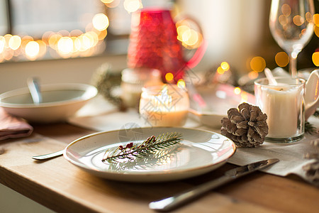 诞节,假日餐桌盘子装饰冷杉树枝,用于家庭节日晚餐家里为诞晚餐桌子图片