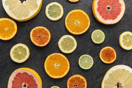 食物健康饮食密切柚子,橘子,柚子,柠檬石灰片的石头背景同的柑橘类水果片图片