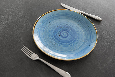 餐桌饮食蓝色陶瓷盘子,叉子刀子晚餐把盘子叉子刀子放桌子上图片