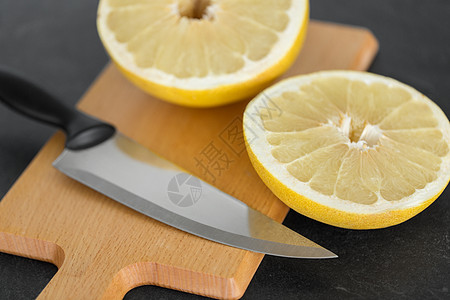 食物,水果健康的饮食柠檬片菜刀木制切割板切割板上的柠檬刀图片