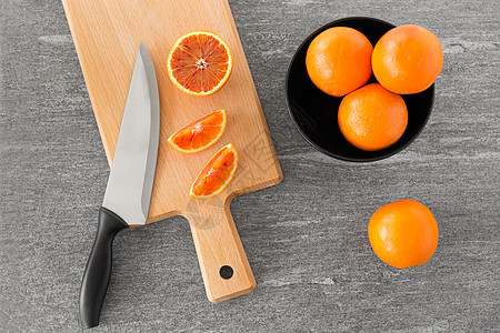 食物,水果健康饮食血橙菜刀木制切割板切割板上的橘子刀背景图片