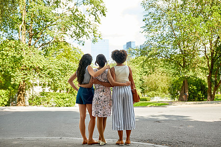 女友谊,人休闲轻的女人朋友拥抱夏季公园轻的女人朋友夏季公园拥抱图片