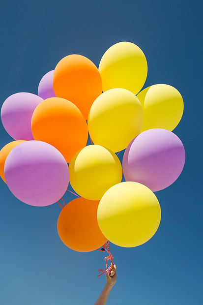 生日,庆祝派装饰彩色气球充气氦蓝天蓝天上彩色氦气球图片