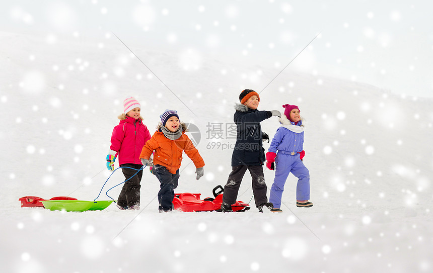 童,雪橇季节群快乐的孩子冬天带着雪橇快乐的小孩子冬天带着雪橇