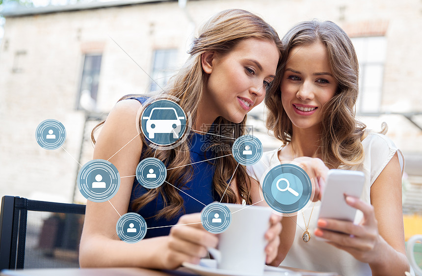 汽车共享,现代技术人的快乐的轻妇女与智能手机喝咖啡咖啡馆户外女咖啡馆用智能手机上的汽车共享应用程序图片