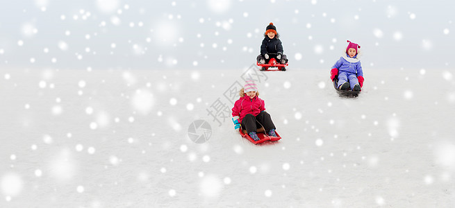 童,雪橇季节群快乐的孩子冬天乘雪橇滑下雪山冬天,孩子们乘雪橇滑下雪山图片