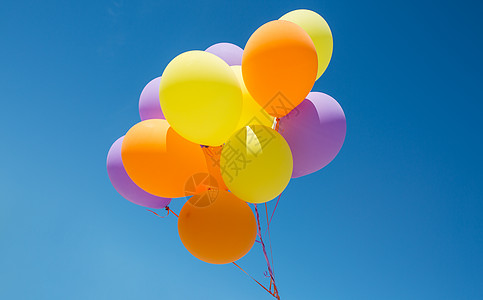 蓝色气球生日,庆祝派装饰彩色气球充气氦蓝天蓝天上彩色氦气球背景