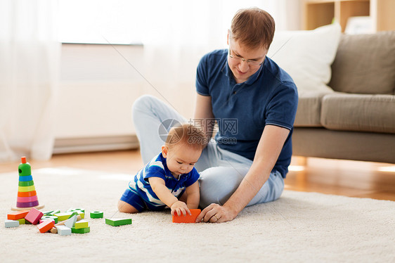 家庭,父亲人的快乐的父亲小宝贝儿子家里玩玩具块快乐的父亲小儿子家玩玩具图片
