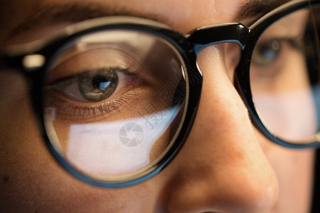 视觉,商业教育女眼睛眼镜看电脑屏幕特写戴眼镜的女人看屏幕图片