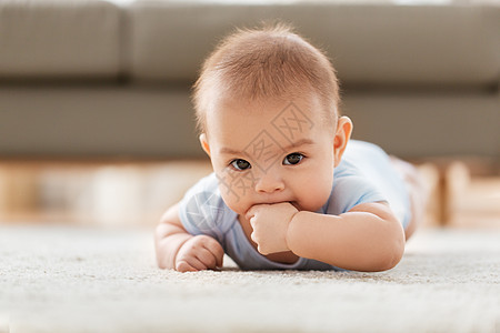 婴儿期,童牙齿可爱的小亚洲男孩躺家里的地板上可爱的小亚洲男孩躺家里的地板上图片