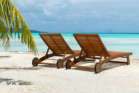旅行,海景自然热带海滩与棕榈树两个太阳床法属波利尼西亚热带海滩,棕榈树日光浴图片