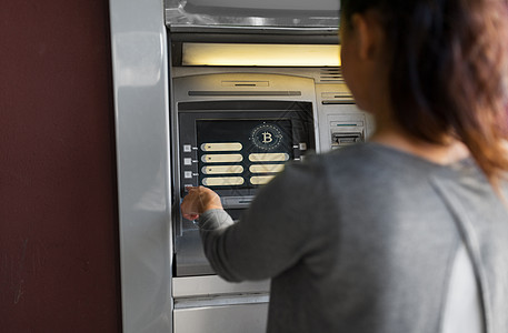 金融,加密货币技术妇女ATM机与比特币图标屏幕上女人ATM机与比特币图标屏幕上图片