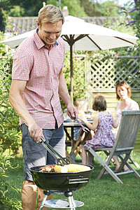 父亲家花园里为家人饭烧烤图片