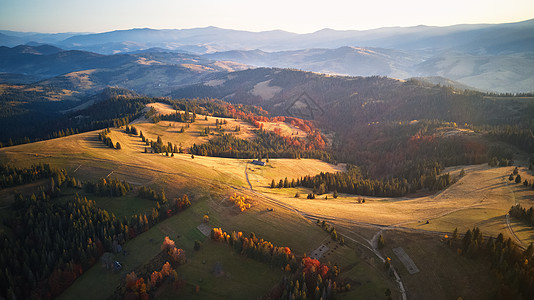 秋天山脉的空中全景山上的阳光秋天的日落山上五颜六色的秋天林地幽门,喀尔巴阡山乌克兰图片