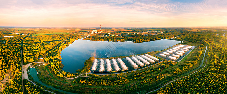 带飞溅冷却池的气体发电厂傍晚时分发电站的鸟瞰图周围美丽的风景白俄罗斯,明斯克地区图片